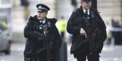 تم طعن اثنين من ضباط الشرطة في وسط لندن
