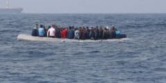 ما سبب وفاة رضيع على متن قارب قبالة إيطاليا