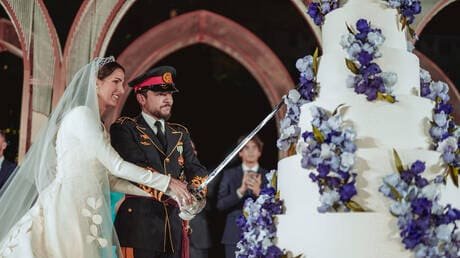 ما هي العبارة الموجودة على تاج الأميرة رجوة