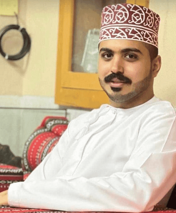 كم عمر الشاب الوارث بن سيف الخروصي